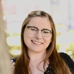 elizabeth loxterkamp profile on a light background that is blurred out